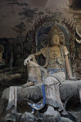 高大的摩崖石刻菩萨，面部圆润，饰带头冠精细，形貌几乎完美无缺