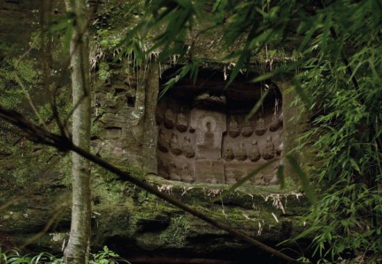 被盗走佛像的地方依稀还能看见原来的模样