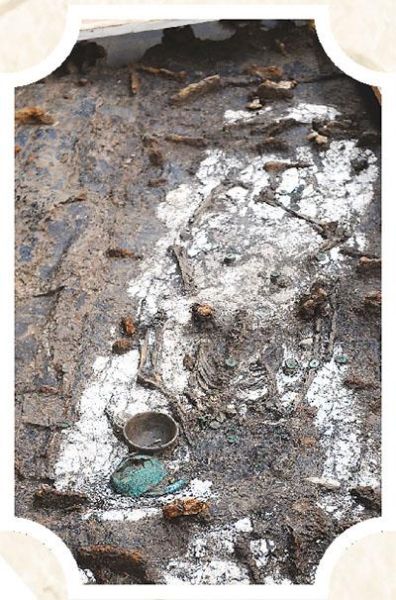 2号墓(萧后墓)内的女性骨骸和随葬品。新华社发