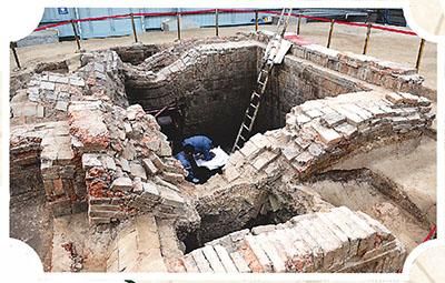 考古人员在一号墓墓室内发掘。新华社发