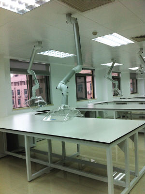 传统工艺师们工作的地方。记者仲敏