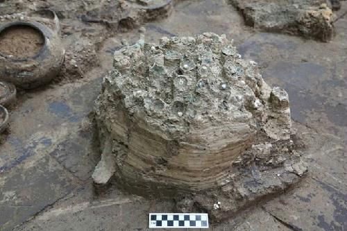 M2凤冠出土情形