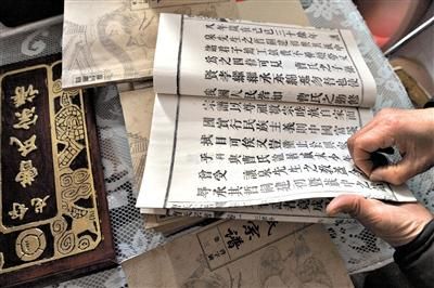 2012年1月，安徽六安，一位曹姓人士打开家族的曹宗家谱。