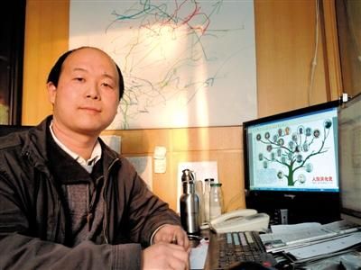 曹操家族DNA研究者李辉，他的电脑桌面上是人类进化图谱。