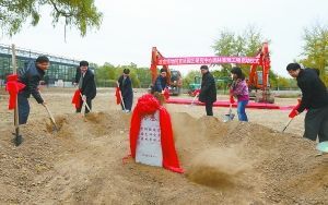 前天，故宫博物院宫廷园艺研究中心园林景观工程启动仪式在位于海淀上庄的故宫北院区举行。本报记者饶强摄