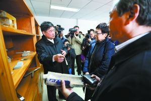 前天，在故宫北院区修缮技艺工作室，故宫博物院院长单霁翔结合实物向台北故宫博物院院长冯明珠（右）介绍故宫古建修缮的情况。