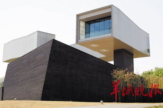 四方美术馆，展览面积2000平方米，设计者是纽约建筑师史蒂文·霍尔
