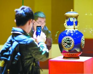 清乾隆帝行围图转旋瓶