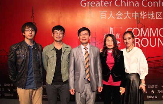 百人会英才奖（艺术）前三名获得者与重彩油画奠基人周昌新及其夫人合影