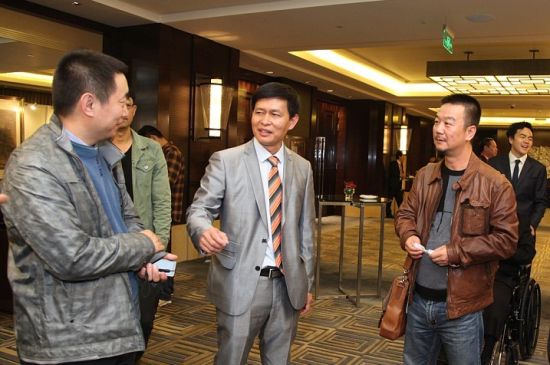 首都师范大学中国画系主任汪港清（左）、广西艺术学院副院长李福岩（右）和重彩油画奠基人周昌新（中）在展览现场交流