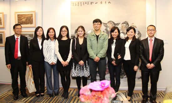 第三届“中华新星”获得者王巍（右四）与其他英才奖得主合影留念