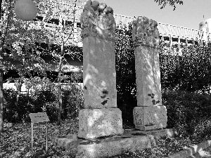 墓碑碑面遭涂抹