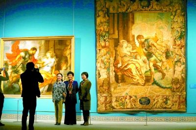 观众在“鲁本斯、凡·戴克与佛兰德斯画派——列支敦士登王室珍藏展”现场拍照。  本报记者  卢 旭  摄