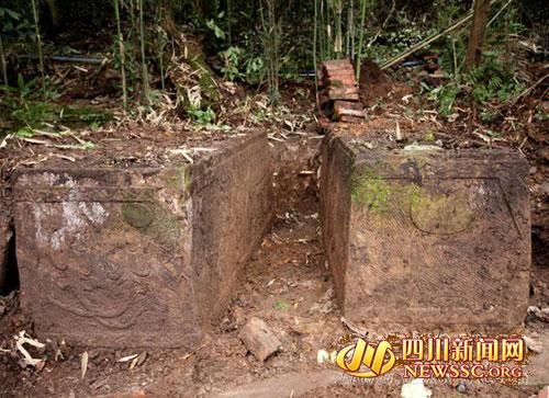 四川江安县出土的魏晋石棺，其四壁雕饰着众多精美图案。(晓铁 摄)