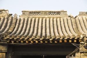 安放吻兽的屋脊“伤痕”累累。