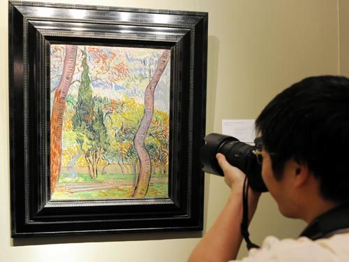 资料图：2010年5月26日，文森特·梵高1889年油画作品《圣保罗医院公园》在香港预展，估价800万-1200万英镑。