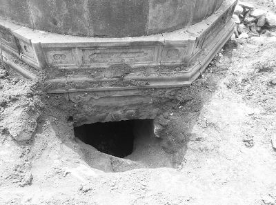 棺木被抬出，尸骨和衣物散落一地      海南一古墓被盗挖（资料图）