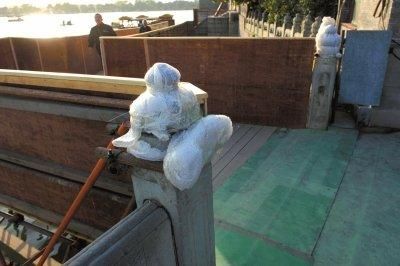 被拆石栏的柱头被塑料包裹。京华时报记者徐晓帆摄