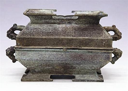 图为：庭审现场缴获的部分文物