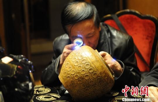 10月24日，文物专家在兰州对甘肃两当发现的有太阳纹饰的文物进行鉴定。 杨艳敏 摄