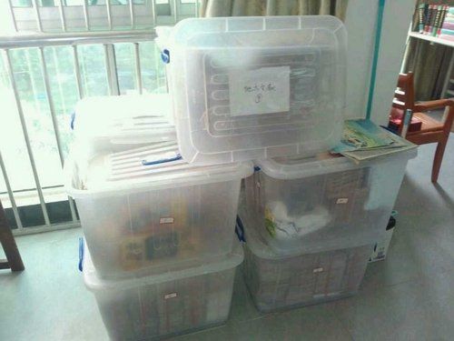 写着“地方文献”的箱子里放着连环画