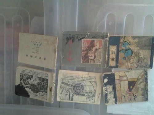 部分连环画被虫蛀，部分连环画被墨水浸染