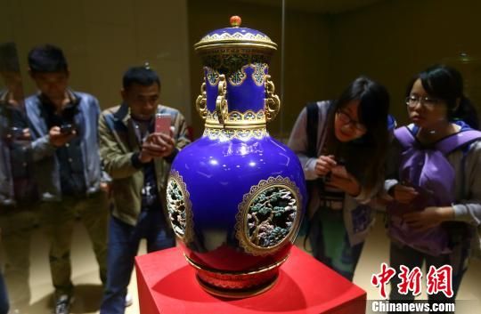 市民饶有兴趣地看着展出的文物。　泱波　摄