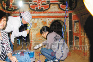 考古人员在墓室内勘察 本组图片由省考古研究院提供