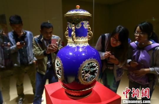 市民饶有兴趣地看着展出的文物。 泱波 摄