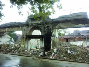 鞋帽庄等只剩门头。 