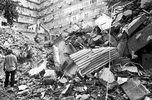 今年9月记者在现场看到，钩机已进驻金陵台，在清理周边建筑废料，准备重建金陵台。信息时报记者 叶伟报 摄（资料图片） 