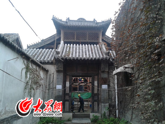 修缮中的题壁堂内景。