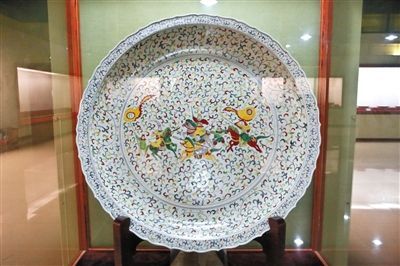 7月11日，河北省冀州市冀宝斋博物馆展厅内，标示为“大晋建武宫廷御赐”的“三英战赵云”瓷碟。新京报记者 王叔坤 摄