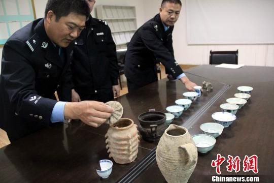 图为湖北省沙洋县警方向记者展示被收缴的文物。 吴奇勇 摄