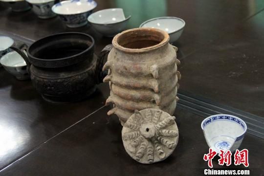 沙洋警方展示的部分被盗文物。图为宋代陶罐。 吴奇勇 摄