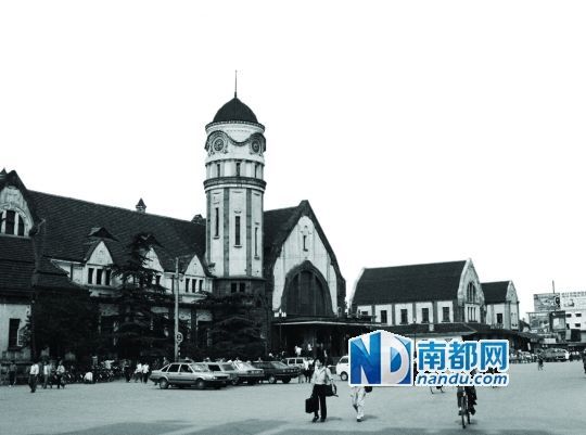 1991年拍摄的济南老火车站，一年后老火车站被拆除。 荆强供图