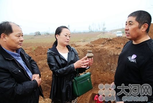 专家对发掘出的文物进行探讨 张中立摄