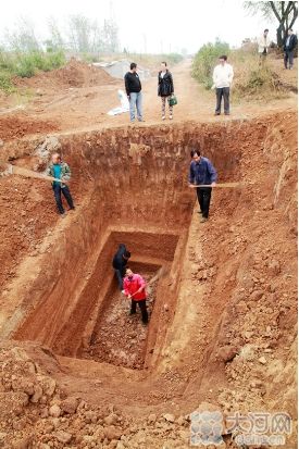 古墓发掘现场 张中立摄