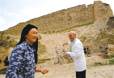 宁夏西吉县西滩乡堡子湾村，两个老人生活在一个废弃的明代古堡下，他俩是这里唯一的居民，其他村民这几年已经陆续搬走。