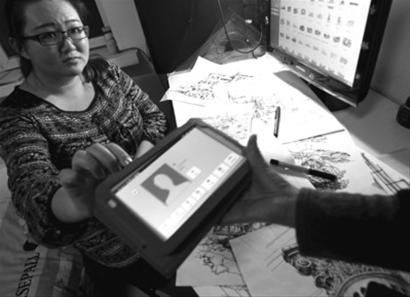 鲁美女孩卖画救母 1天订出20幅