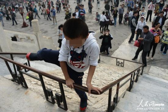 北京天坛汉白玉石雕遭游客踩踏