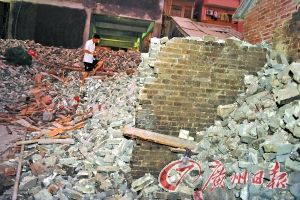 西华四巷3号是清末青砖屋，如今已被拆除，现场青砖遍地。记者杨耀烨摄