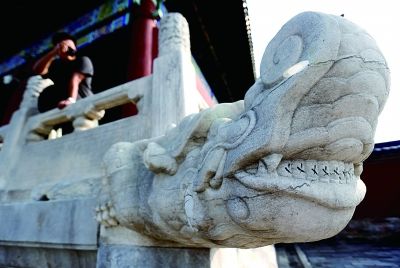 螭首的牙齿被人用黑色粗笔打上了“×” 摄/法制晚报记者洪煜