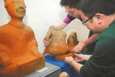 广汉汉墓陶俑穿着“低腰裤”。