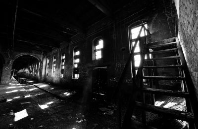 昨天记者探访京张铁路康庄车站的废旧机车库，由于年代久远，亟待修缮保护摄影/本报记者 陈柏