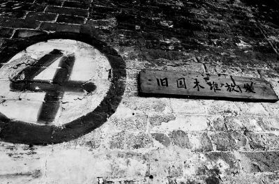 百年老车库弃置荒野待保护