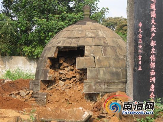 唐胄墓的墓穴被打出一个大缺口(南海网记者陈望摄)