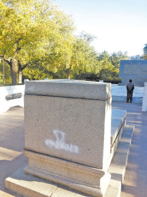 图为萧红墓上的涂鸦。