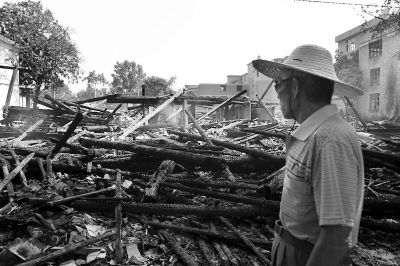 上街新洲将军庙昨日凌晨被烧成废墟