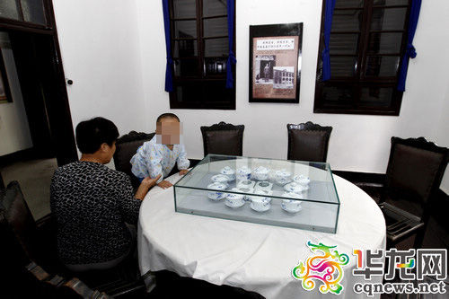 桂园餐厅，家长坐在陈列的座椅上，一旁的孩子正准备爬上桌子。 记者 罗嘉 摄